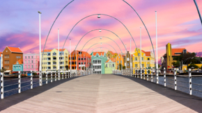 Curacao Willemstad Pantoon Bridge Foto iStock elvirkin